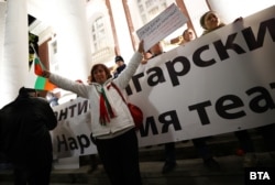 Протестиращи блокират главния входа на Народния театър в отсъствието на полицейски кордон.