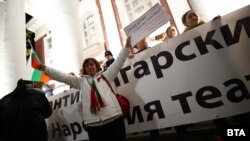 Кадър от протеста пред Народния театър срещу постановката на Джон Малкович, 7 ноември 2024 г. Демонстрантите предизвикаха сблъсъци и атакуваха зрители, дошли да гледат представлението.