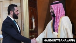 Sundimtari i ri sirian, Ahmed al-Sharaa dhe Princi saudit i Kurorës, Mohammed bin Salman. Riad, 2 shkurt 2025. 