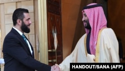 محمد بن سلمان ولیعهد سعودی و احمد الشرع رئیسجمهور موقت سوریه، عکس از آرشیف