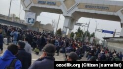 Сотни узбекистанцев на контрольно-пропускном «Жибек жолы» («Гишт Куприк»). 25 марта 2020 года.