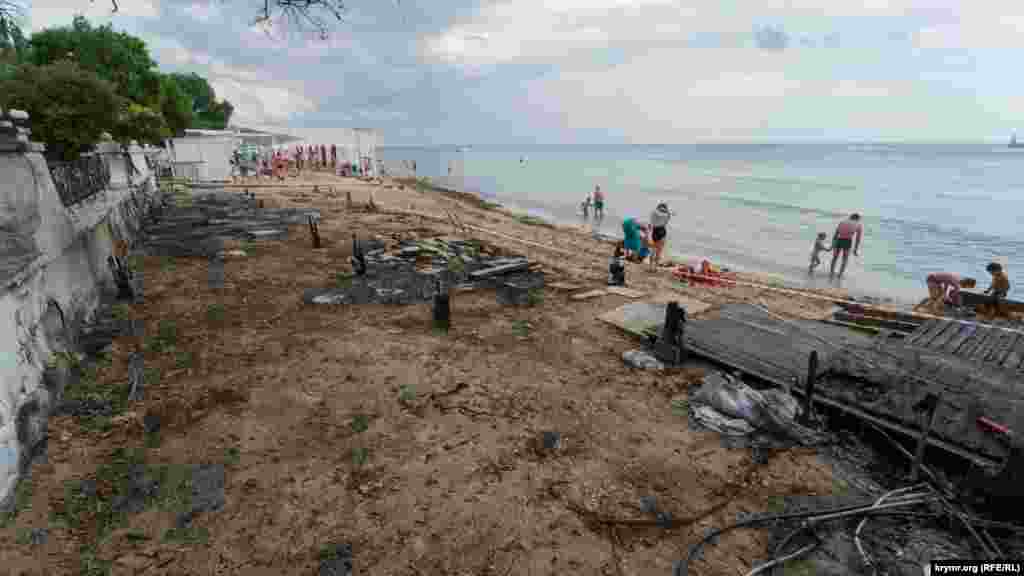 А на этом пляже буквально на днях по невыясненным причинами полностью сгорело кафе и соседние деревянные павильоны