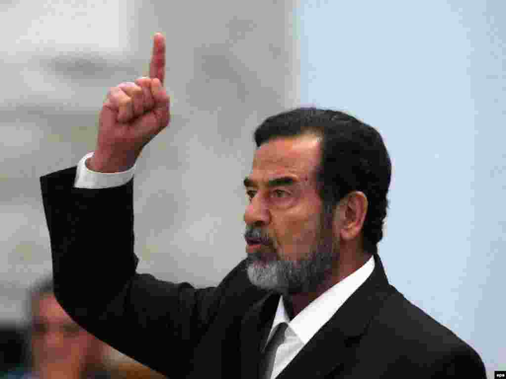 Saddam Hussein ona &ccedil;ıxarılan &ouml;l&uuml;m h&ouml;km&uuml;nə reaksiya verir. 5 noyabr 2006