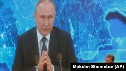 Portparol Kremlja Dmitrj Peskov na onlajn konferenciji predsednika Rusije Vladimira Putina, 17. decembar