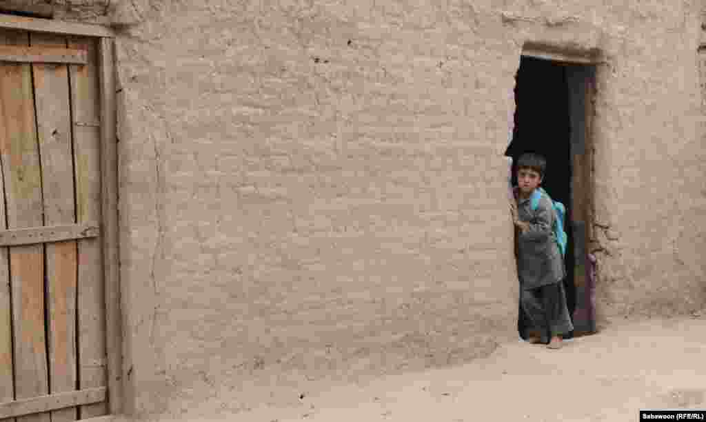 افغانستان: د جلال اباد ښار څنډو کې ماشومان د خپل ښوونځي کې سبق وايي.