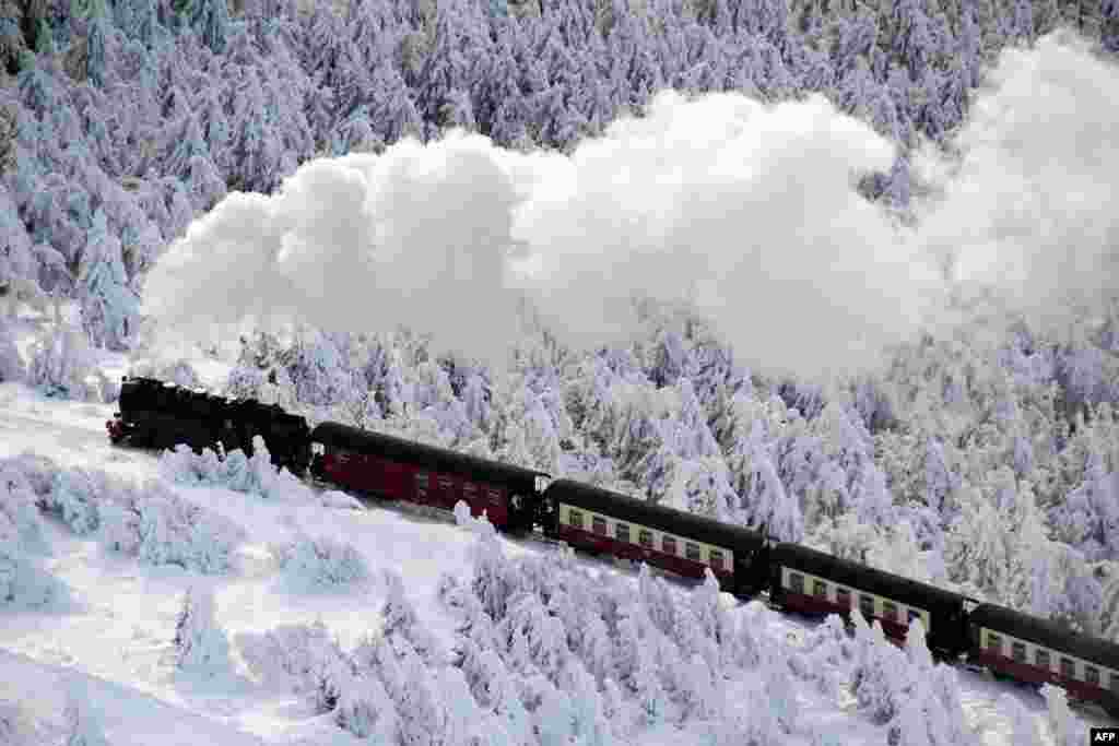 Tren q&euml; qarkullon p&euml;rmes nj&euml; peizazhi dimri n&euml; Gjermani.