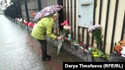 У ограды здания Посольства России в Кыргызстане. 27 марта 2018 года.