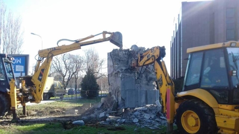 Град Скопје го отстранува постаментот од споменикот на Ќосето