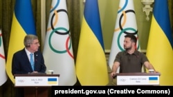 Президент Украины Владимир Зеленский и президент Международного олимпийского комитета (МОК) Томас Бах (слева). Киев, 3 июля 2022 года