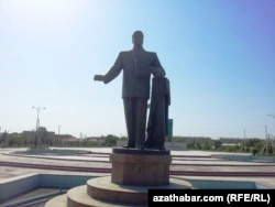 Памятник Сапармурату Ниязову в городе Туркменабад.