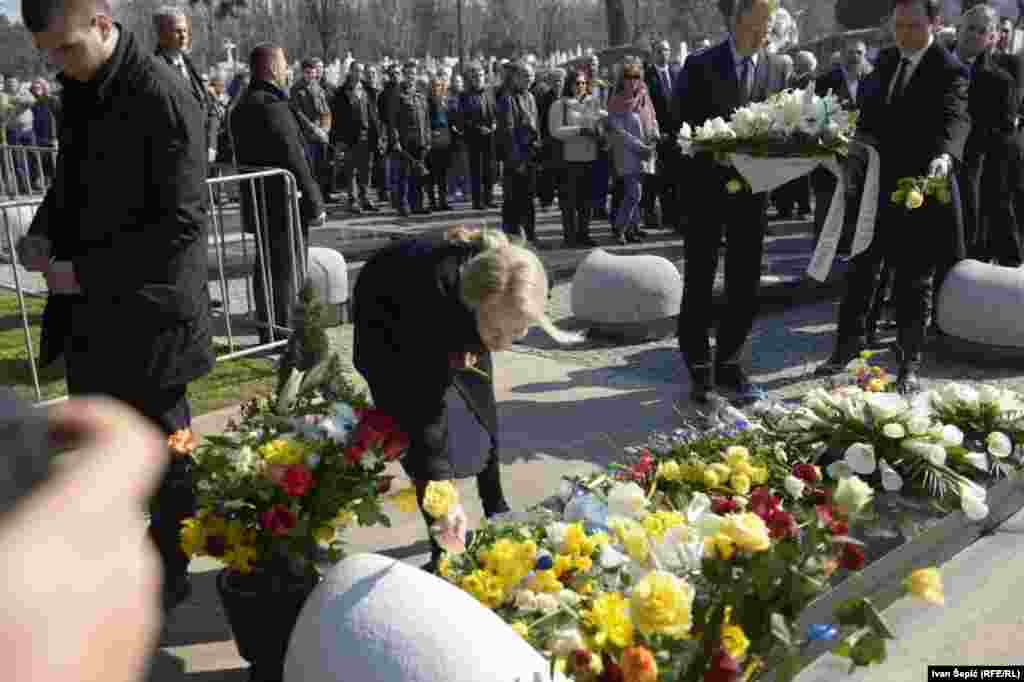 Supruga ubijenog premijera Ružica Đinđić na groblju
