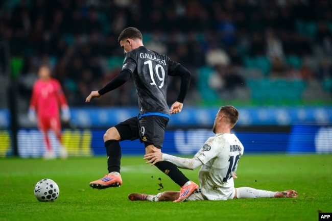 Mesfushori i Sllovenisë Tomi Horvat (djathtas) mundohet ta ndalë mbrojtësin e Kosovës, Dion Gallapeni, në një duel për top gjatë ndeshjes kualifikuese për Kupën e Botës 2026.