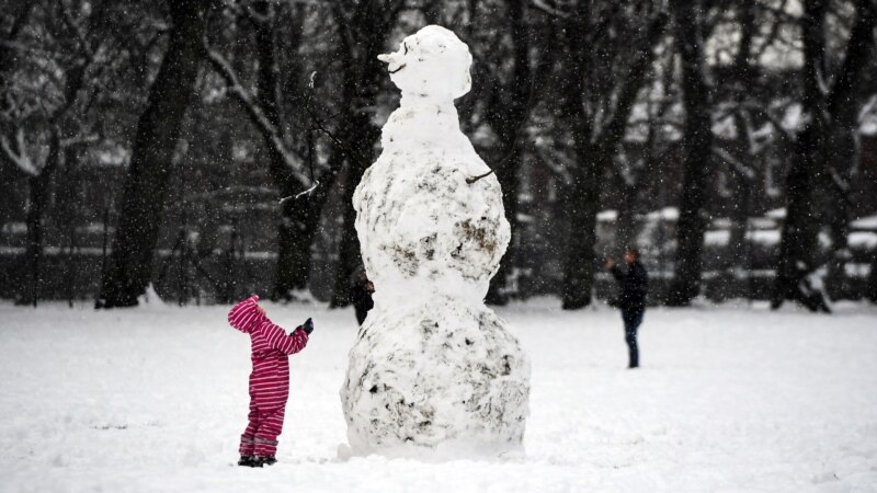 В Удмуртии воспитатели жалуются на то, что их заставляют бесплтано лепить снеговиков
