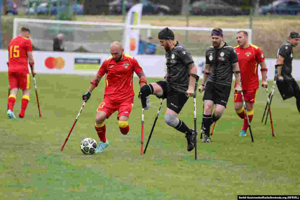 Ветерани війни з ампутаціями кінцівок на благодійному турнірі з ампфутболу «Матч за Героїв 2.0». Київ, 22 червня 2025 року