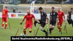 Ветерани війни з ампутаціями кінцівок на благодійному турнірі з ампфутболу «Матч за Героїв 2.0». Київ, 22 червня 2025 року