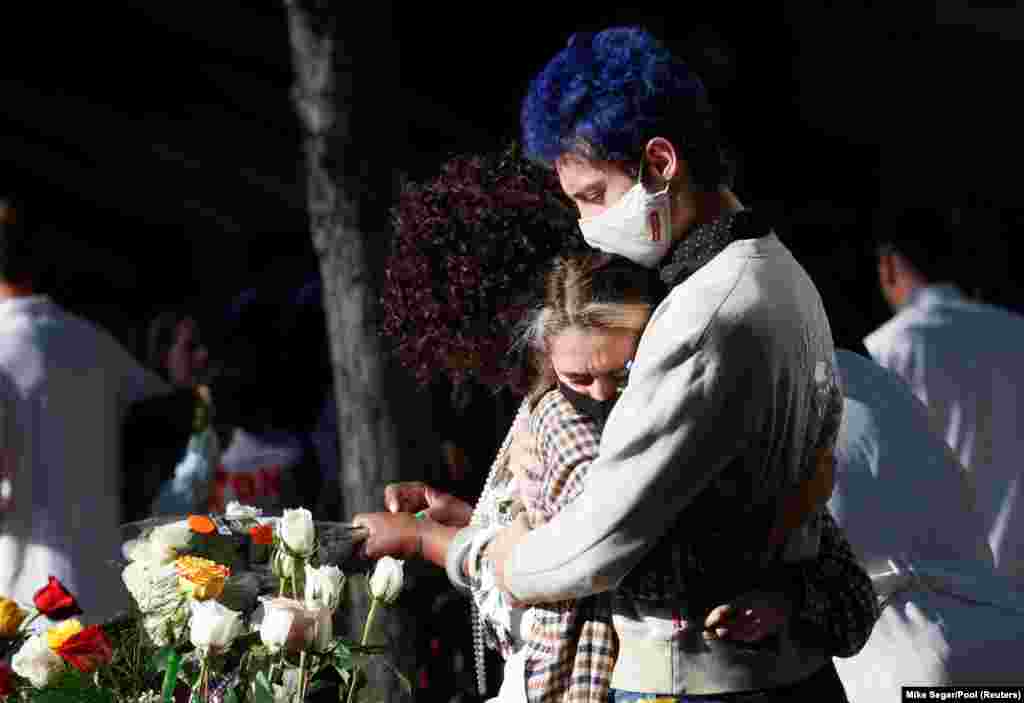 Dy persona përqafohen teksa marrin pjesë në ceremonitë për shënimin e 20-vjetorit të sulmeve terroriste në Nju Jork më 11 shtator.&nbsp; &nbsp;