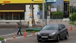 "Бензинді ішесіңдер ме?". Ресейде жанармайды канистр, бөшкелерге құйып әкетіп жатыр