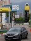 "Бензинді ішесіңдер ме?". Ресейде жанармайды канистр, бөшкелерге құйып әкетіп жатыр
