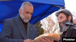 Armenia -- Opposition leader Raffi Hovannisian ends a 16-day hunger strike in Yerevan's Liberty Square, 30Mar2011.