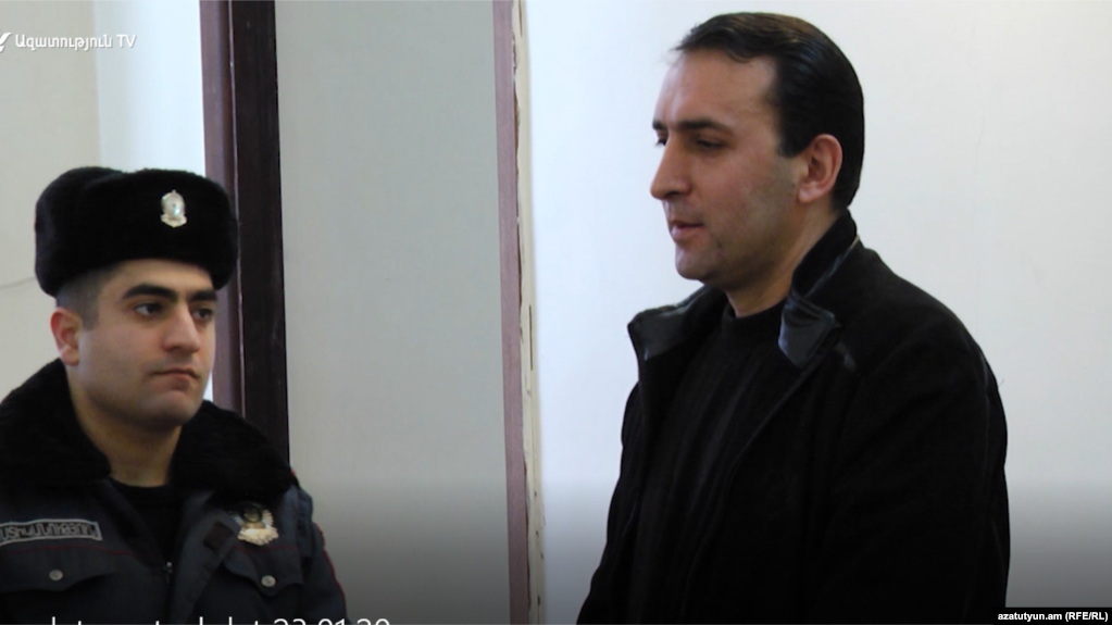 Ցմահ դատապարտյալ Աշոտ Մանուկյանն ազատ արձակվեց դատարանի դահլիճից. Տեսանյութ