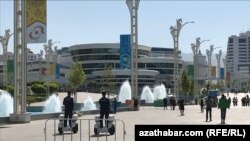 Полицейские в центре Ашгабата следят за порядком во время Азиатских игр в закрытых помещениях и по боевым искусствам.