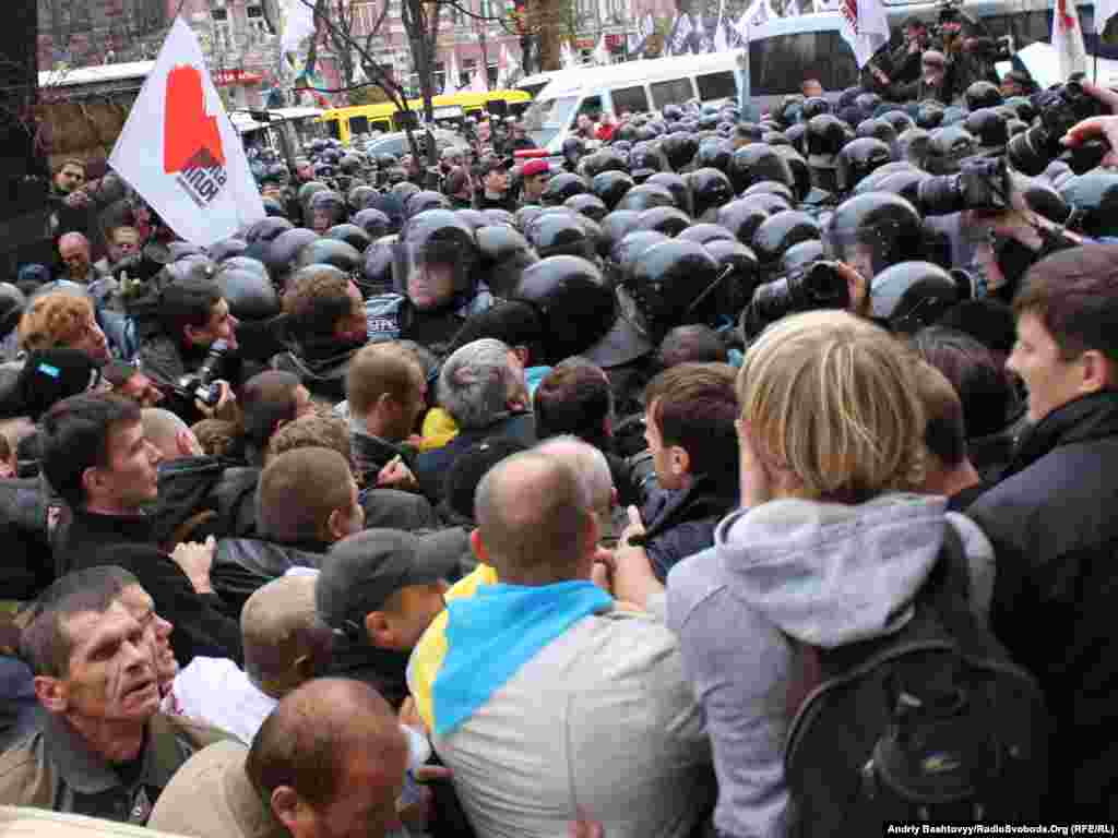 Тим часом автозак із підсудною у щільному оточенні виїхав з двору Печерського райсуду Києва.