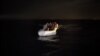 Беженцы и мигранты в лодке у берегов Ливии