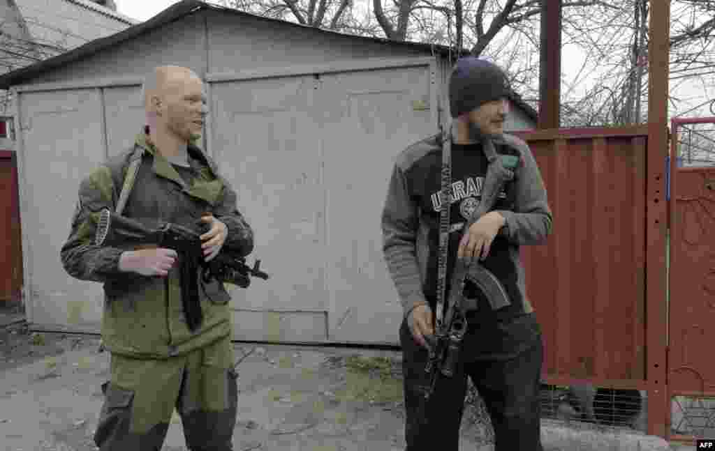 Проросійські бойовики патрулюють околицю села Широкине, за 20 кілометрів від Маріуполя. Селище наразі частково контролюють бойовики угруповання &laquo;ДНР&raquo;, що визнане в Україні терористичним