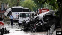 У места, где был подорван полицейский автобус. Стамбул 7 июня 2016 года.