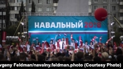Алексей Навальный на митинге в Омске