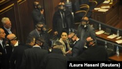 Incidente violente astăzi în Parlamentul din Kosovo
