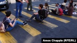 Протестующие на одной из улиц Еревана
