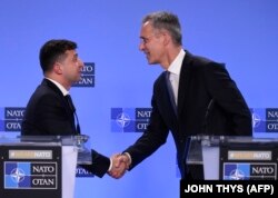 NATO Secretary-General Jens Stoltenberg (right) Ukrainian President Volodymyr Zelensky give a press conference after their bilateral meeting in Brussels on June 4.
