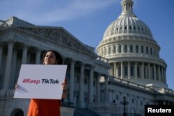 Пикет против закона об ограничениях в отношении сети TikTok на Капитолийском холме. США, 12 марта 2024 года