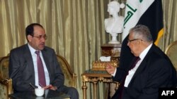 премьер-министр Ирака Нури аль-Малики навещает Талабани у него дома