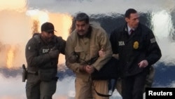 Николас Мадуро, раҳбари боздоштшудаи Венесуэла ҳангоми интиқол ба мурофиаи додгоҳӣ дар Ню-Йорк