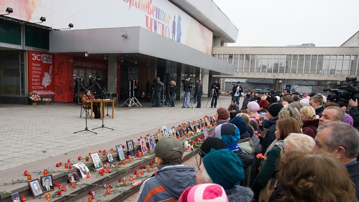 Театр на дубровке афиша. Театральный центр на Дубровке. Норд-ОСТ на Дубровке сейчас. Театральный центр на Дубровке сейчас. Здание театрального центра на Дубровке.