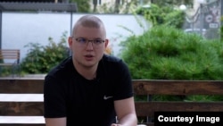Артем Бородин беседует с журналистами. Бишкек, 11 сентября 2026 года