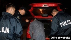 Policija često kontrolira automobile u potrazi za drogom, ilustracijska fotografija