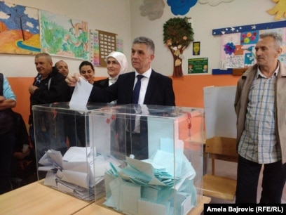 Sulejman Ugljanin, kryetar i SDA Sanxhakut, voton në zgjedhjet e prillit 2016.