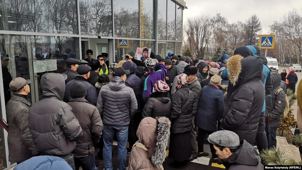 Белсенділер Алматы қалалық прокуратурасының алдында жиналып тұр. 27 ақпан 2020 жыл.