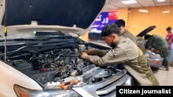 یک میکانیک (مستری) در حال نصب سیستم گاز مایع در یک موتر در افغانستان.