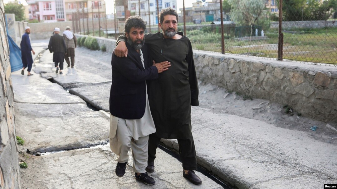 People flee the area after a bomb attack at Kabul's Khalifa Sahib Mosque on April 29. 