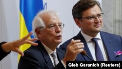 Як заявив Жозеп Боррель (ліворуч від Дмитра Кулеби на фото), Євросоюз переконаний, що «лише сильний пакет стримування зупинить Росію»