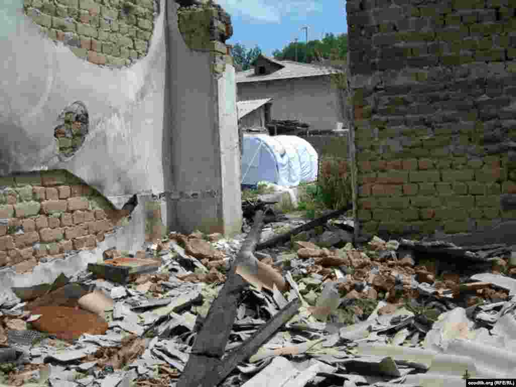 Черëмушкидаги ҳовли. - Ўш вилояти Черëмушки мавзеи