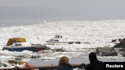 Led i uništeni brodovi na Dunavu kao posledica nezapamćenog nevremena, 22. februar 2012.