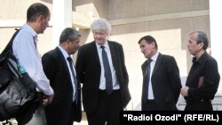 Урунбой Усмонов дар канори сафири Бритониё Тревор Мур қабл аз оғози мурофиа (акс аз 19 сентябр)