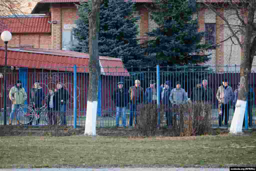 Не ўсе захацелі праходзіць на стадыён, частка людзей стаяла за плотам