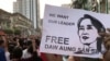 Një protestues mban një letër ku kërkohet lirimi i udhëheqëses së zgjedhur të Birmanisë, Aung San Suu Kyi. Ajo është vendosur nën arrest shtëpiak nga ushtria. 