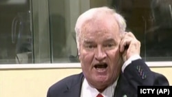 Бұрынғы серб командирі Ратко Младичтің үкім естіген кездегі түрі. Гаага, 22 қараша 2017 жыл